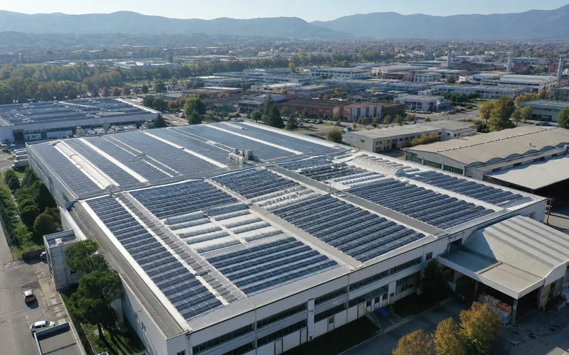 Fotovoltaico sul tetto di un capannone industriale